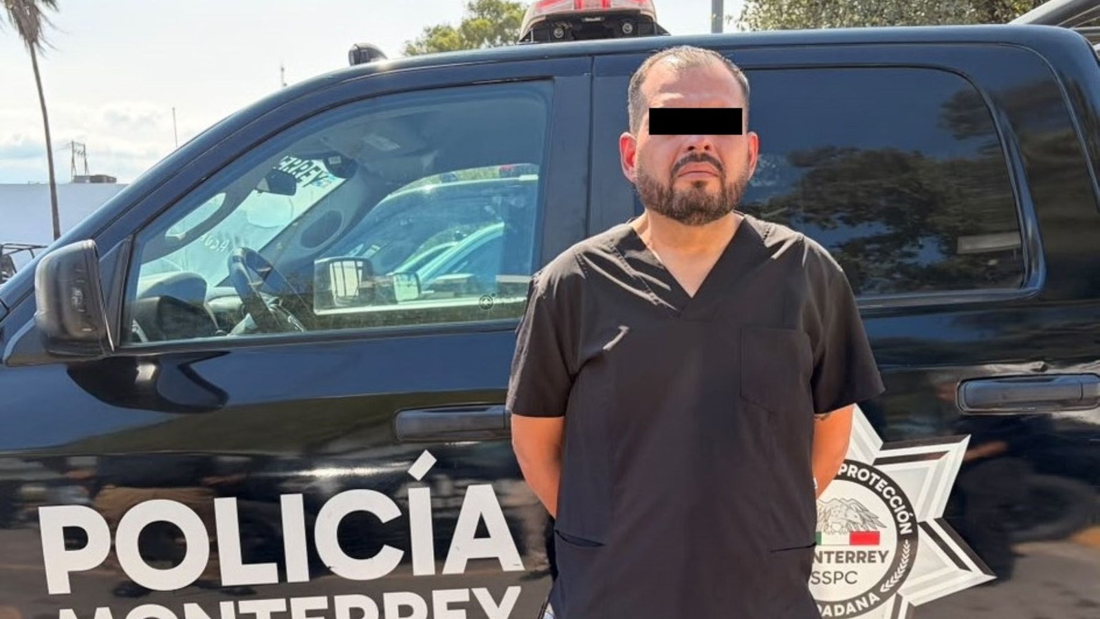 Detienen a dos hombres y aseguran 35 tarjetas bancarias en Monterrey