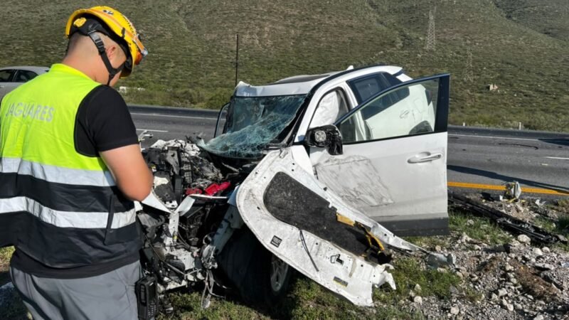 Sale camioneta de camino en carretera Monterrey-Saltillo; hay tres lesionados