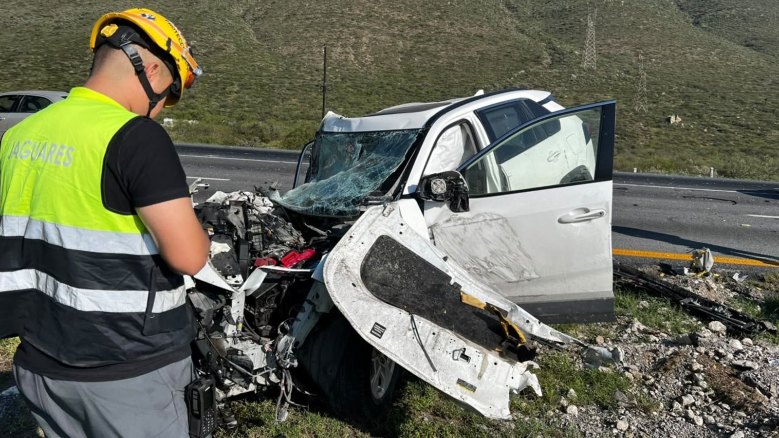Sale camioneta de camino en carretera Monterrey-Saltillo; hay tres lesionados