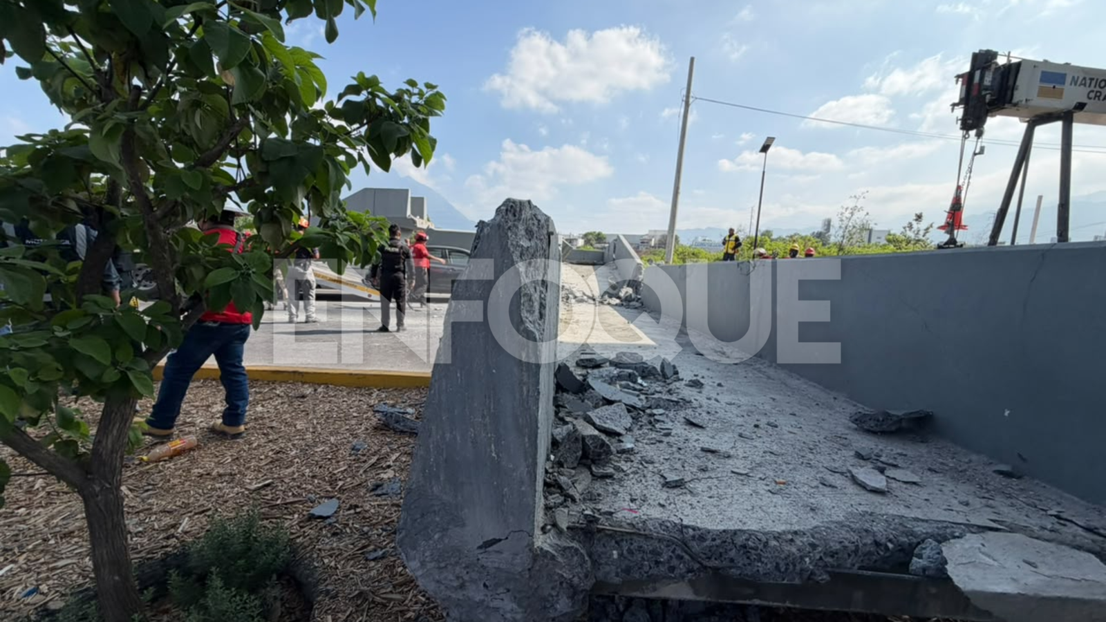 Derriba Maquinaria del Metro puente peatonal en Constitución