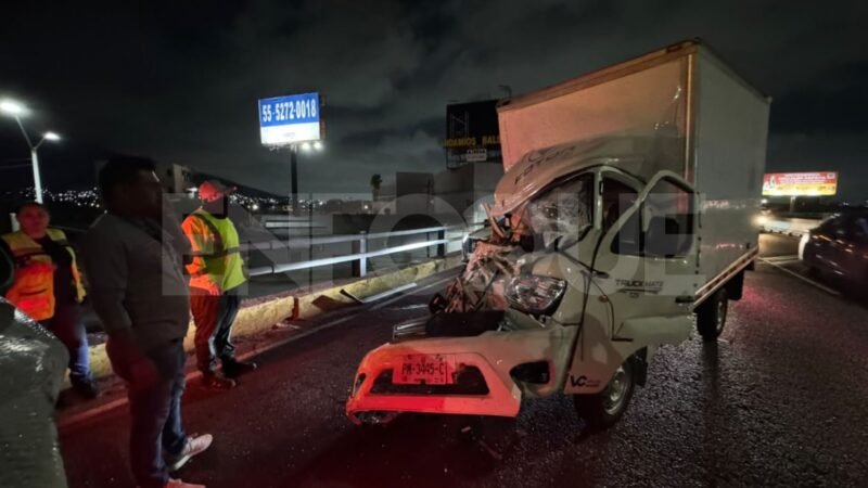 Destroza camioneta tras chocar contra pipa en Fidel Velázquez