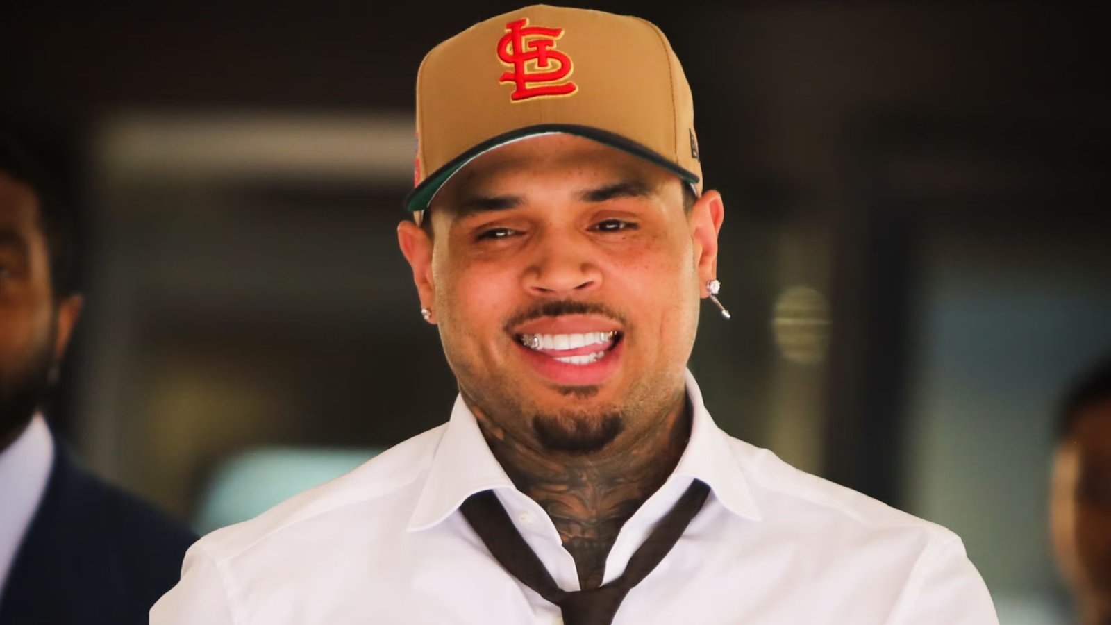 Evita Chris Brown la cárcel tras agresión con botella en Londres