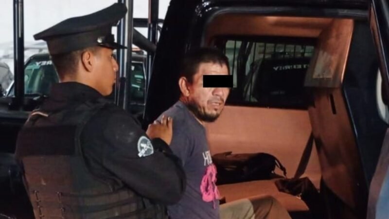 Detienen a hombre por presunto robo de caseta telefónica en Monterrey