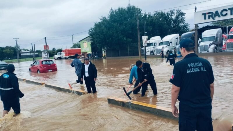 Registran inundaciones y rescatan a automovilista en Allende