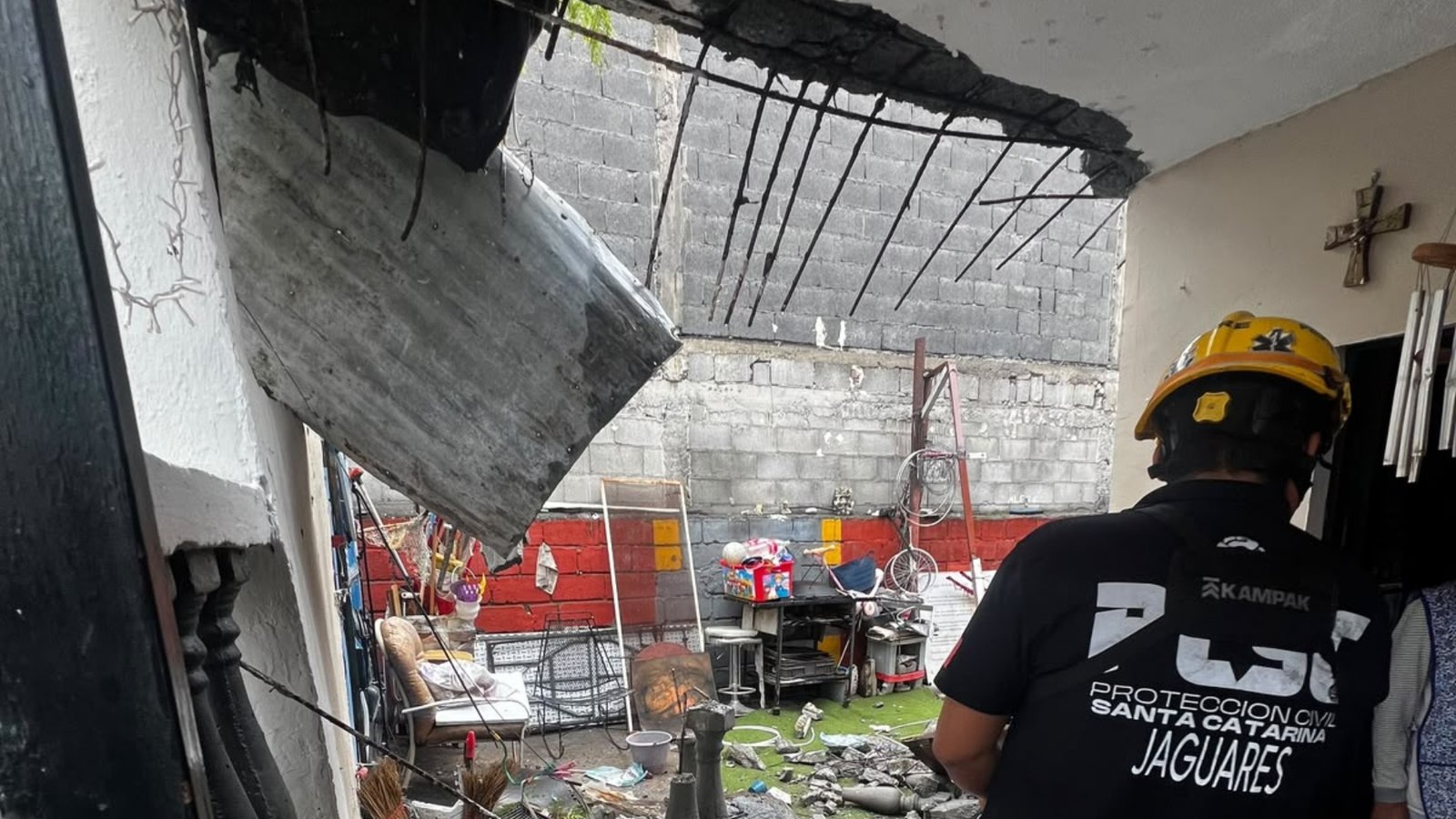 Colapsa losa de vivienda en Santa Catarina tras lluvias