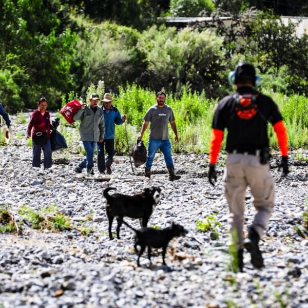 Rescatan en helicóptero a ocho personas incomunicadas en La Huasteca