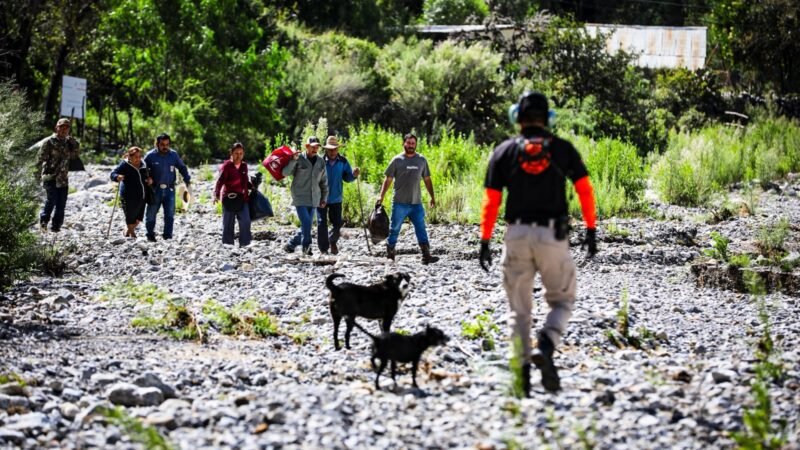 Rescatan en helicóptero a ocho personas incomunicadas en La Huasteca