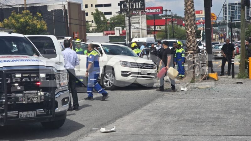 Choque en Gómez Morín deja peatón grave y dos policías heridos en San Pedro
