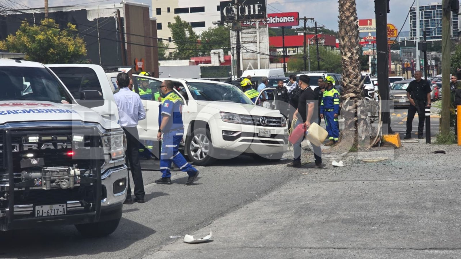 Choque en Gómez Morín deja peatón grave y dos policías heridos en San Pedro