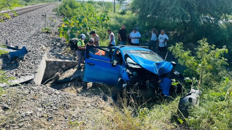 Tres personas resultan involucradas en choque con tren en García