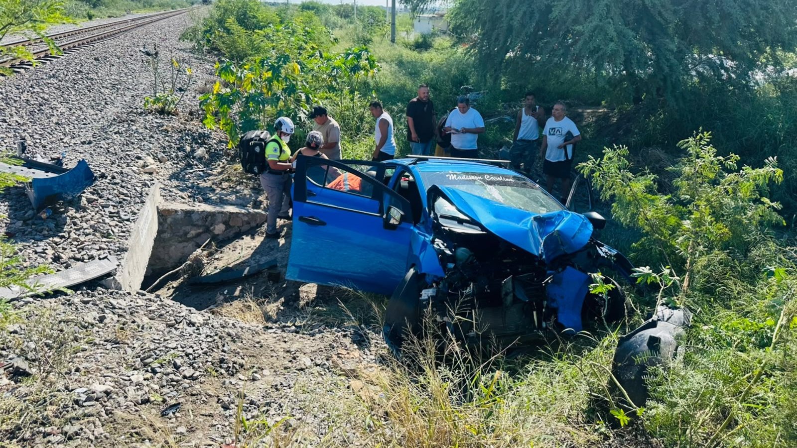 Tres personas resultan involucradas en choque con tren en García