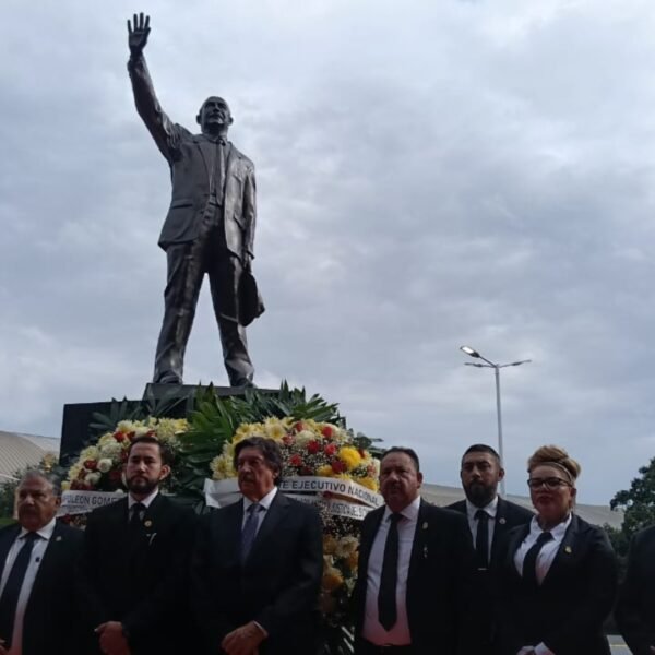 Mineros recuerdan a Napoleón Gómez Sada en Monterrey