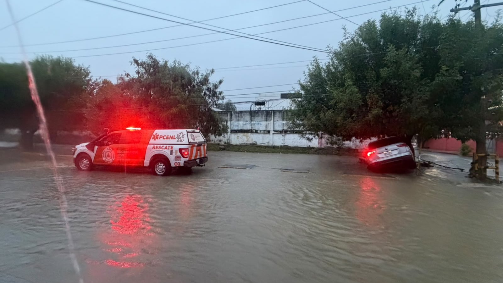 Lluvias provocan rescates, inundaciones y cierres viales en Nuevo León
