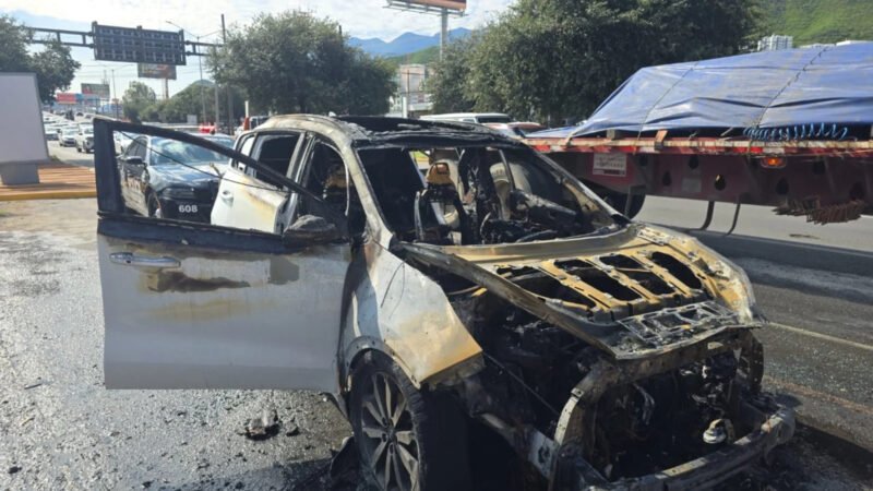 Auto se incendia sobre Garza Sada; conductor logra salir ileso