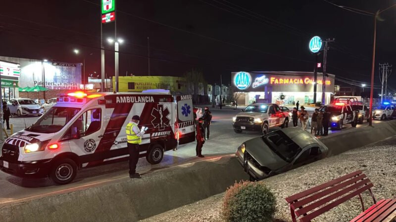 Familia cae con su vehículo a canalón en Zuazua