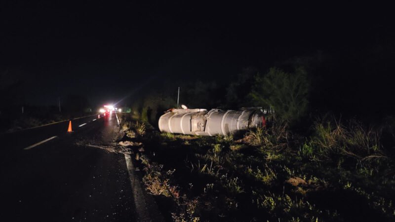 Vuelca pipa en la Carretera Nacional en Linares; controlan fuga del tanque