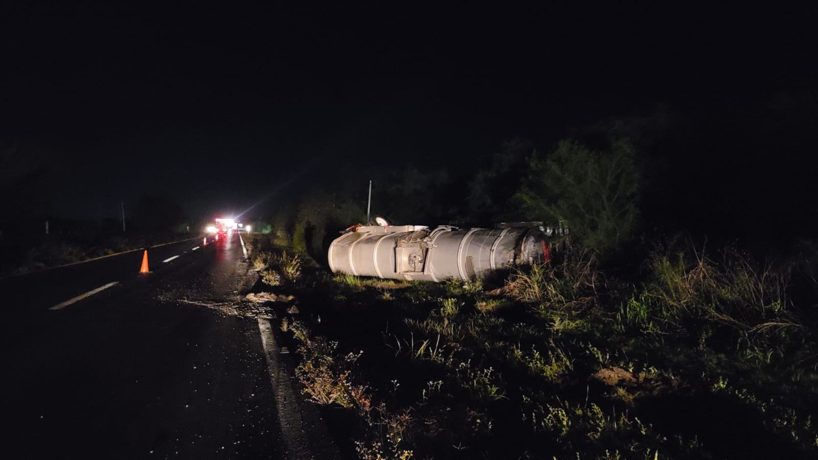 Vuelca pipa en la Carretera Nacional en Linares; controlan fuga del tanque
