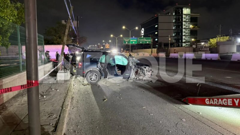 Conductor ebrio vuelca y derriba barda y poste en Santa Catarina