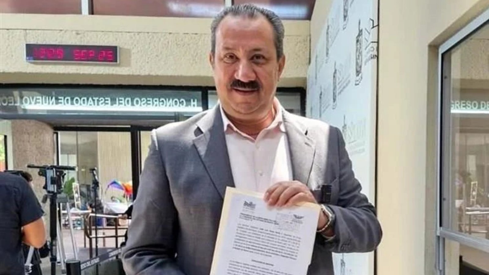 Piden ampliar horarios de atención en dependencias de Nuevo León