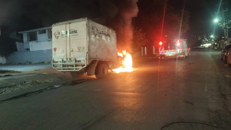 Se incendia camión cargado con quesos en Monterrey
