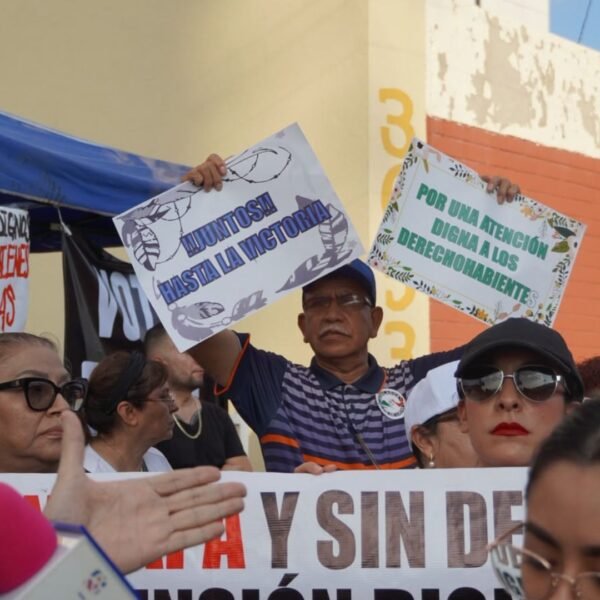 Marchan trabajadores del IMSS en Monterrey y buscan tomar instalaciones sindicales
