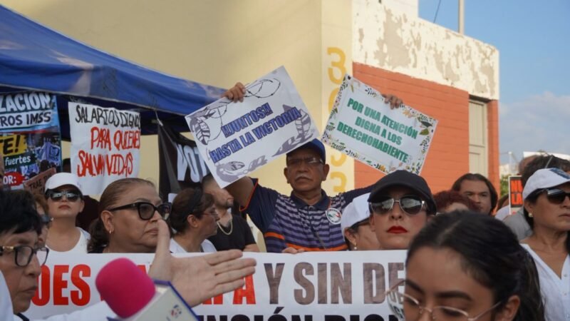 Marchan trabajadores del IMSS en Monterrey y buscan tomar instalaciones sindicales