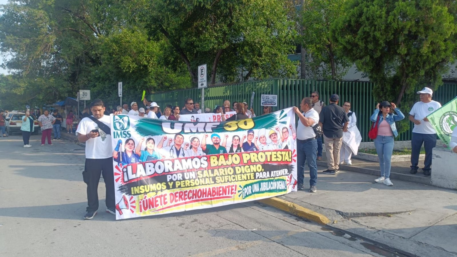 Alistan trabajadores del IMSS marcha en Monterrey