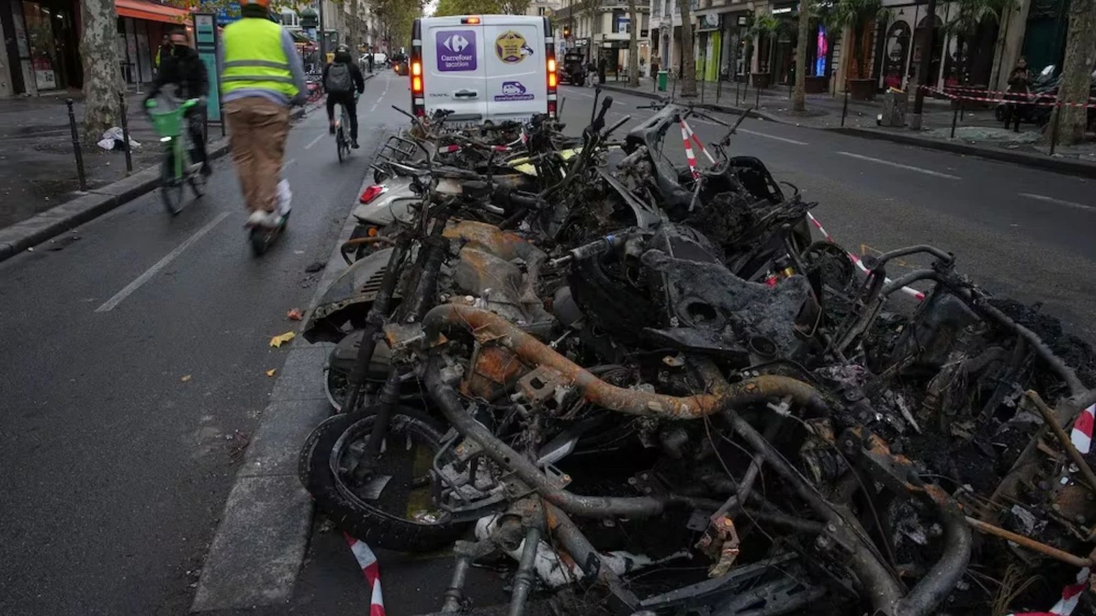 Decretan toque de queda por segunda noche en barrios de París