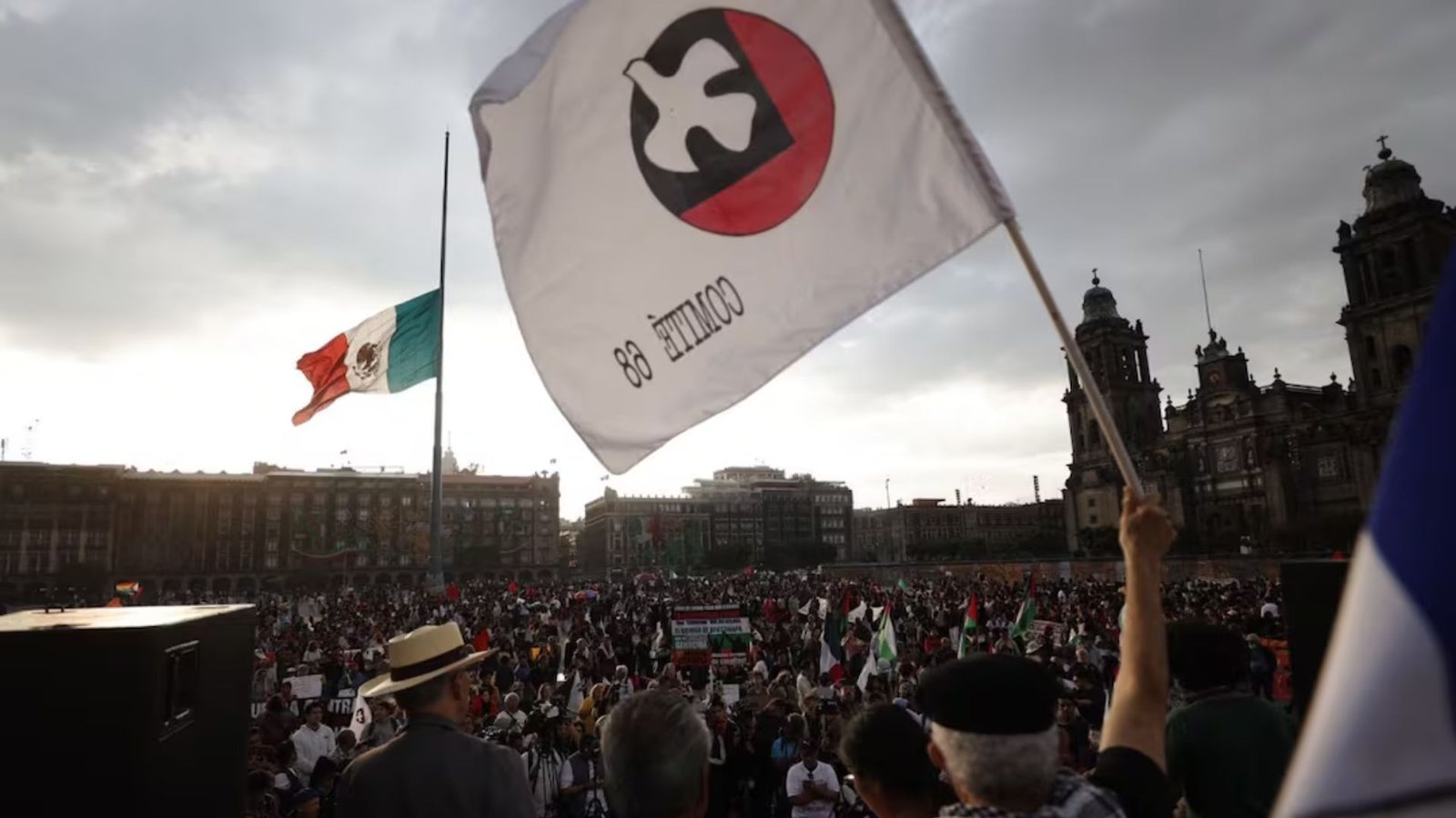 Marchan estudiantes y activistas en CDMX por el 58 aniversario de Tlatelolco