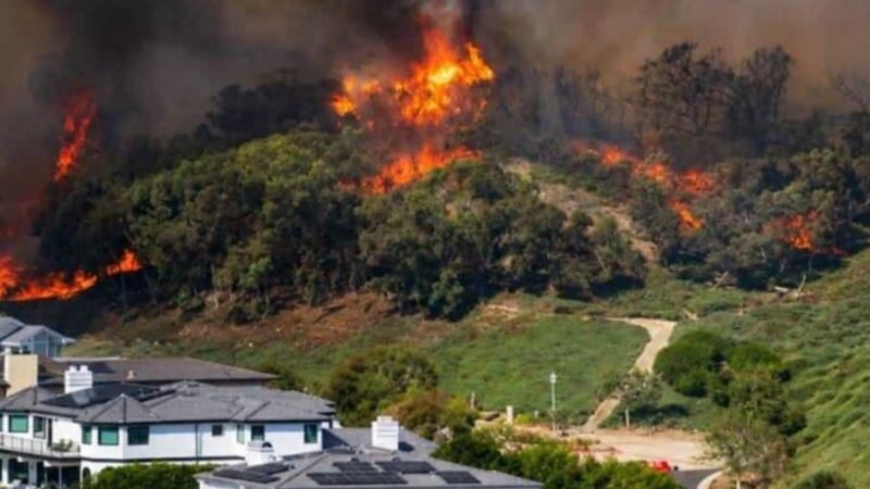 Provocan incendios evacuaciones y destrucción de viviendas en California