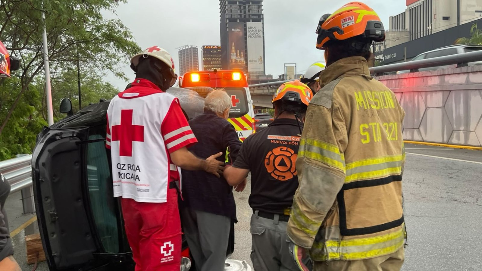 Hombre resulta lesionado tras volcar su automóvil en Morones Prieto