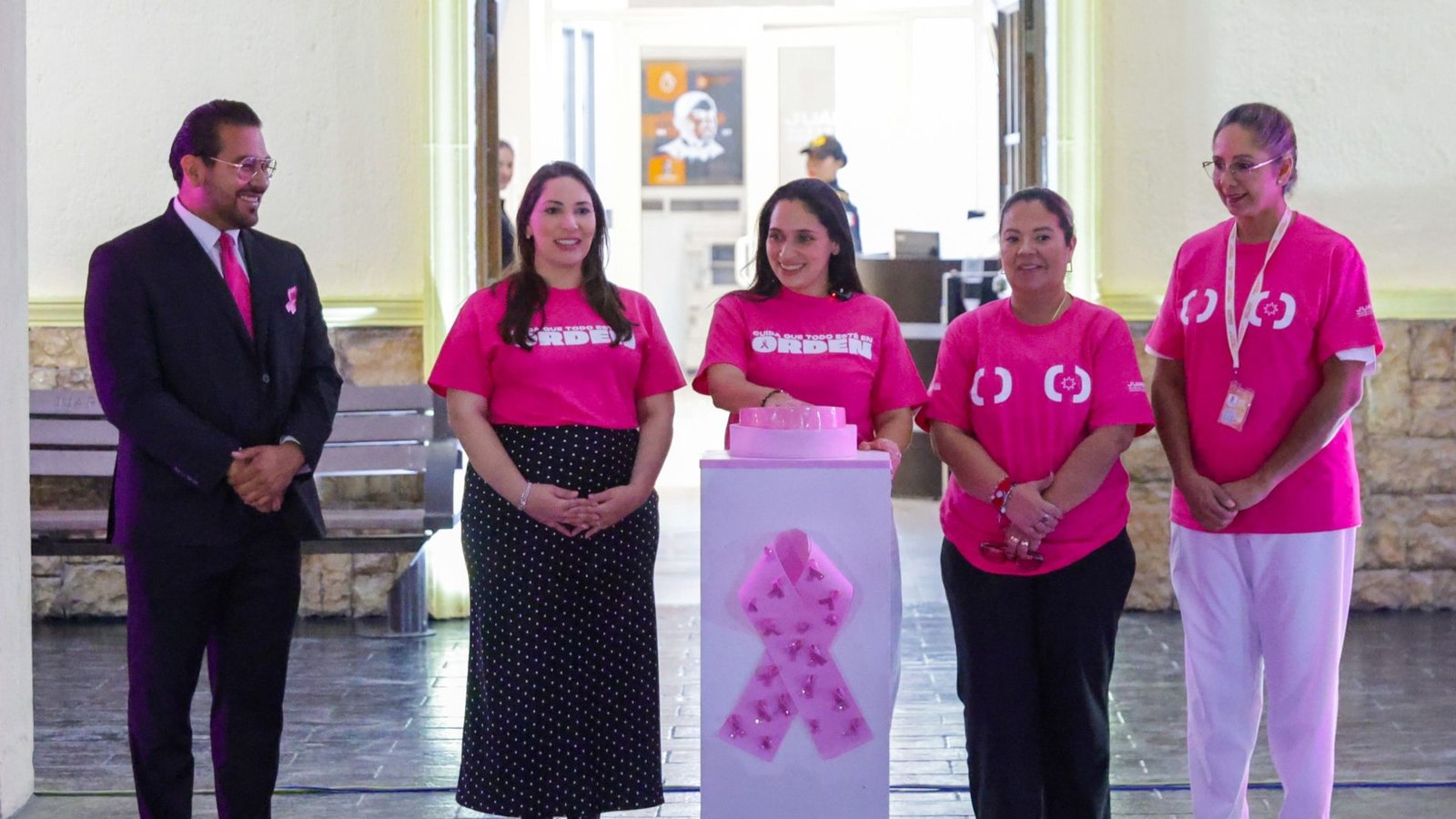 Ilumina Juárez de rosa su Presidencia por cáncer de mama