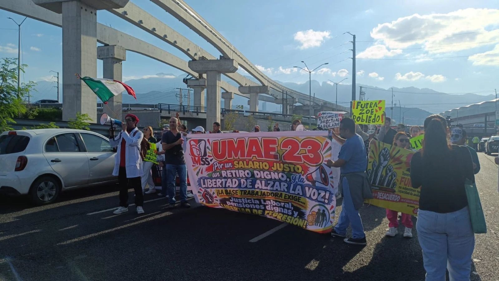 Protestan trabajadores del IMSS contra aumento salarial en Monterrey