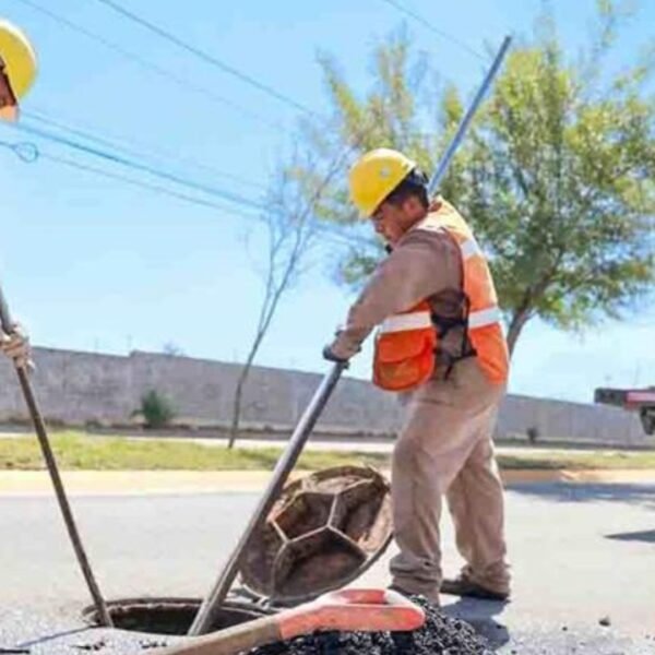 Encuentran basura, ropa y grasa en drenaje de la zona metropolitana