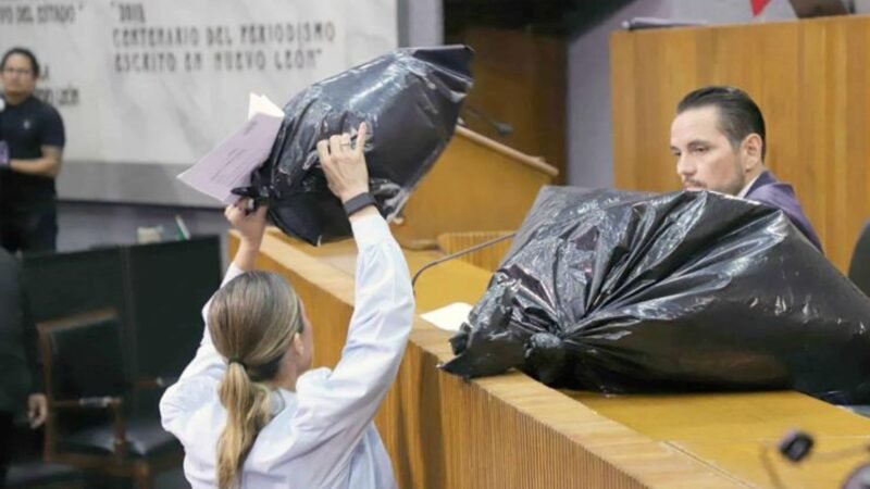 Protestan diputados del PAN con basura durante Glosa en Nuevo León