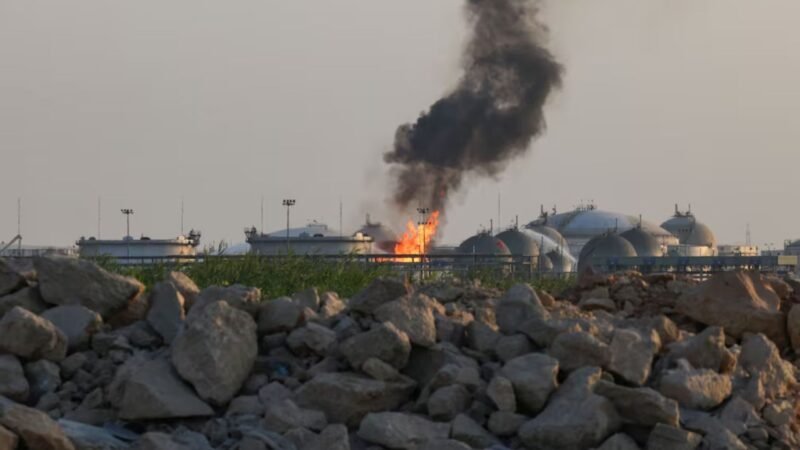 Denuncian hutíes nuevos bombardeos sauditas en Saná; reportan fuego en Aramco