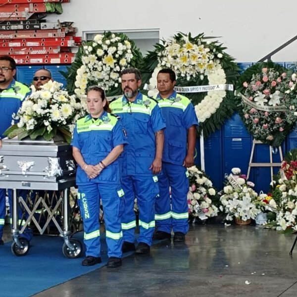 Despiden con Guardia de Honor a paramédica de San Nicolás