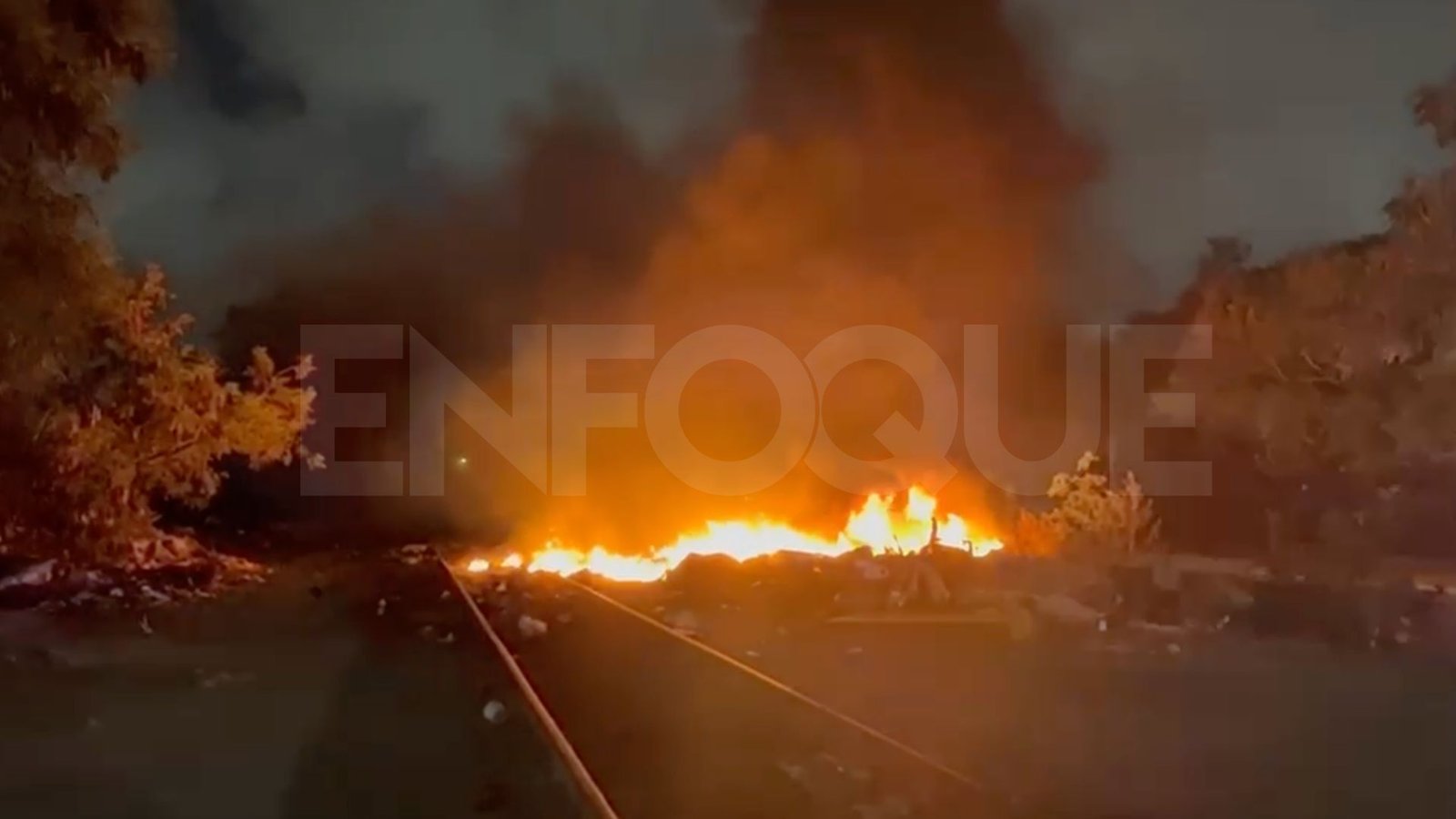Moviliza incendio de basura a Protección Civil en Monterrey