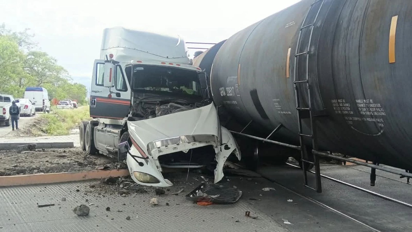 Embiste tren a tractocamión en Escobedo; conductor resulta lesionado