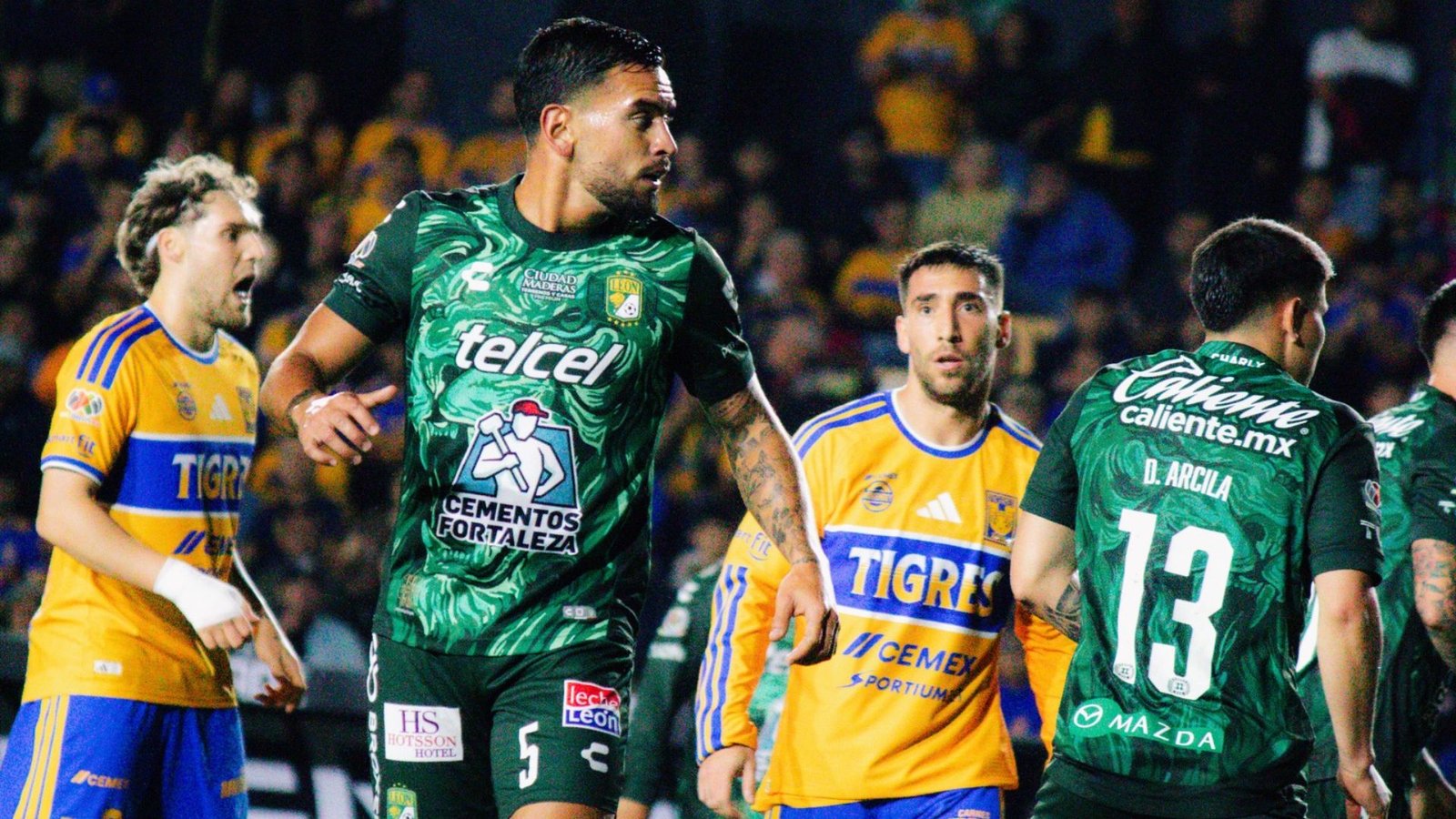 Hunde León a Tigres con triunfo 2-0 y complica su pase a Liguilla