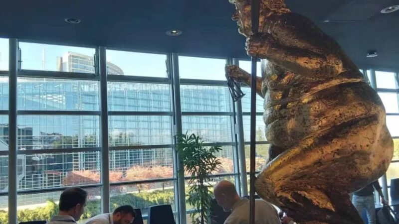 Exhiben estatua de Trump desnudo en el Parlamento Europeo