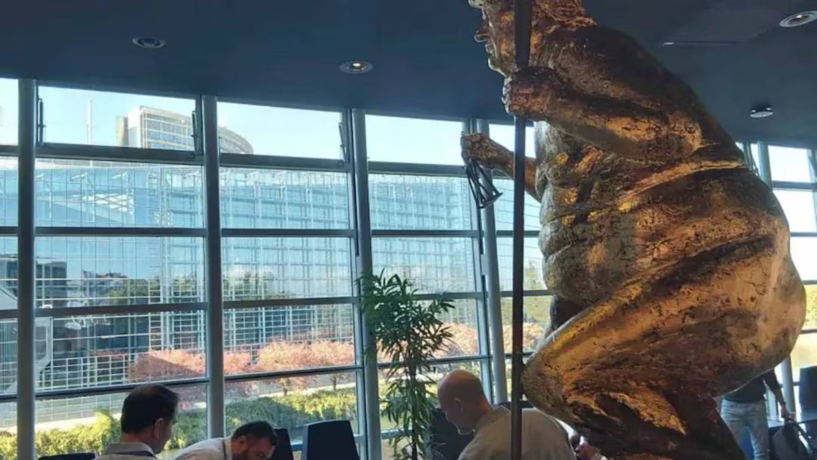 Exhiben estatua de Trump desnudo en el Parlamento Europeo