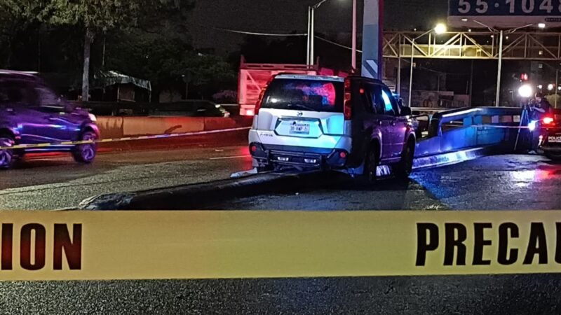 Muere mujer tras chocar contra señalamiento en avenida Rangel Frías