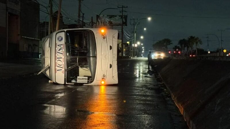 Deja volcadura de camión tres lesionados leves en Guadalupe