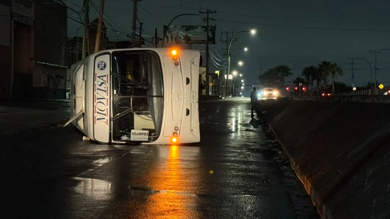 Deja volcadura de camión tres lesionados leves en Guadalupe