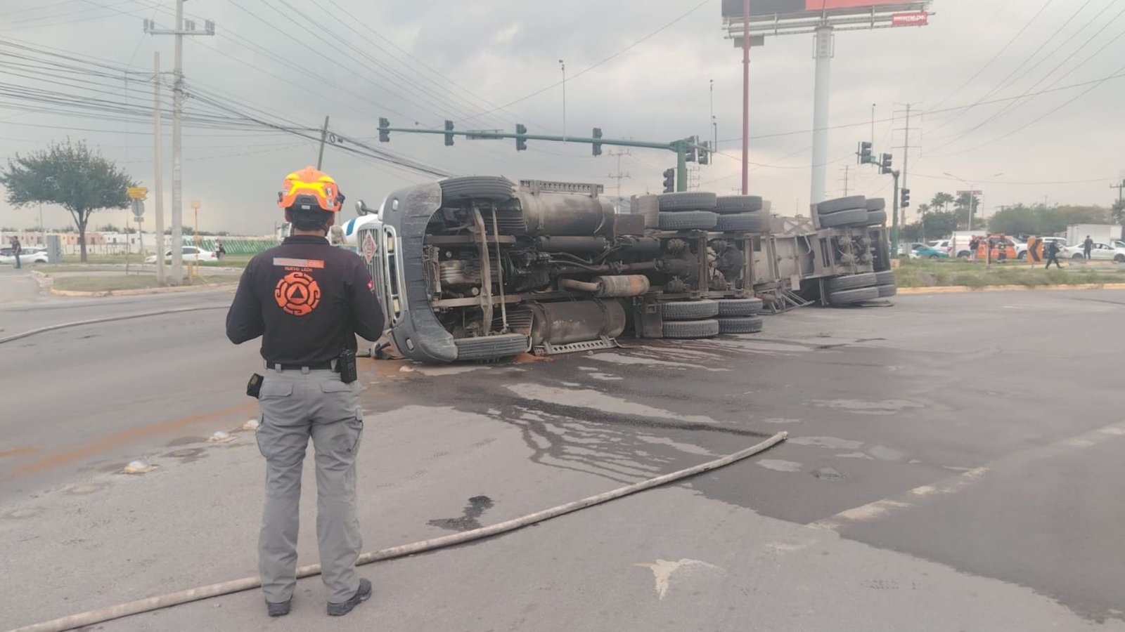 Vuelca pipa con etanol en García y complica tránsito en Lincoln
