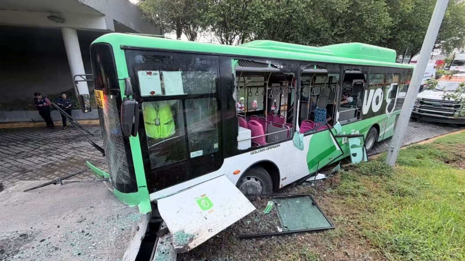 ¡Seis pasajeros lesionados! Camión de la Ruta 109 choca en el Centro