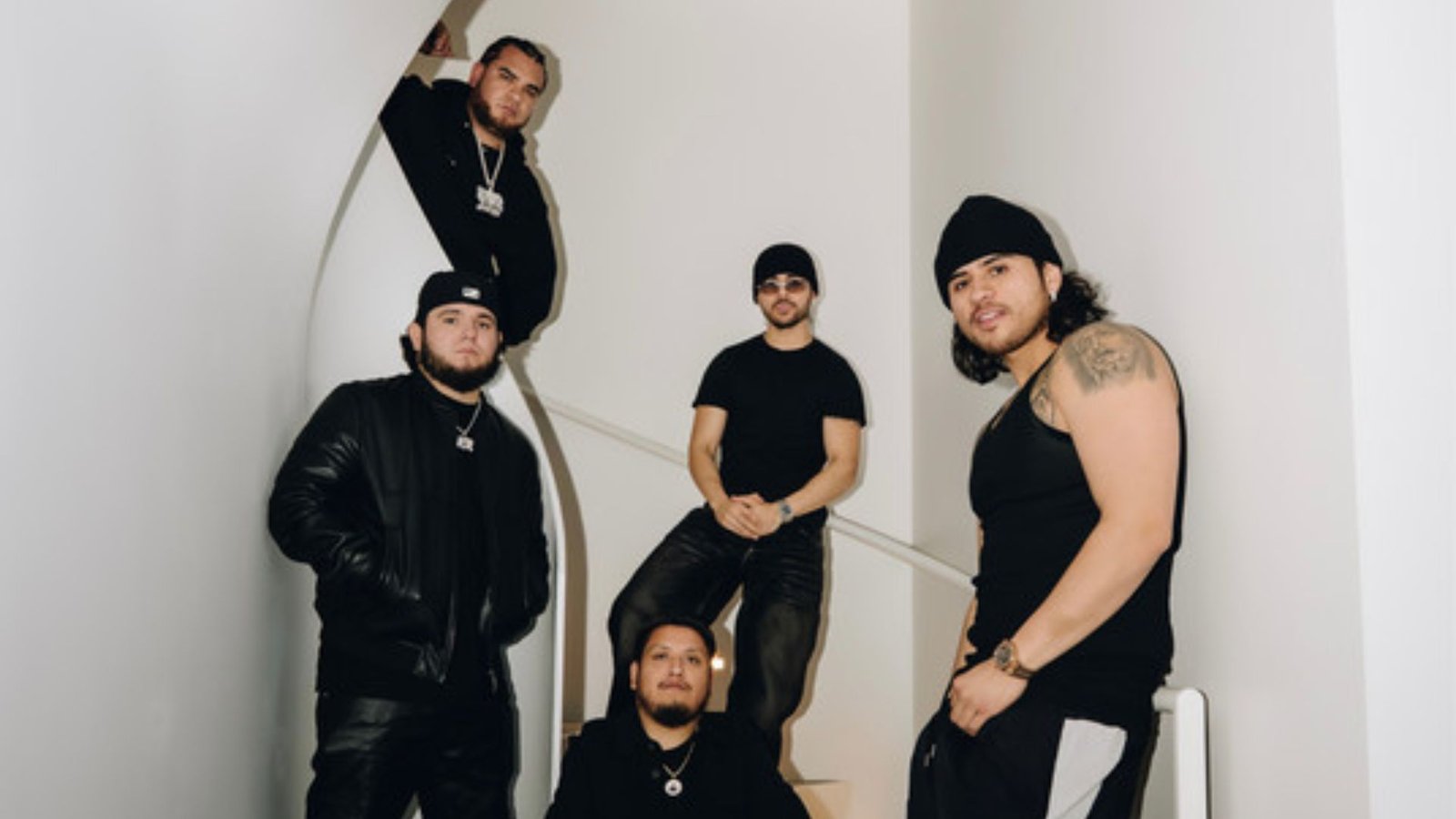Denuncia Fuerza Regida robo de videos de su próximo disco