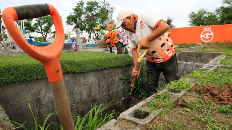 Refuerza Guadalupe limpieza en panteones previo al Día de Muertos