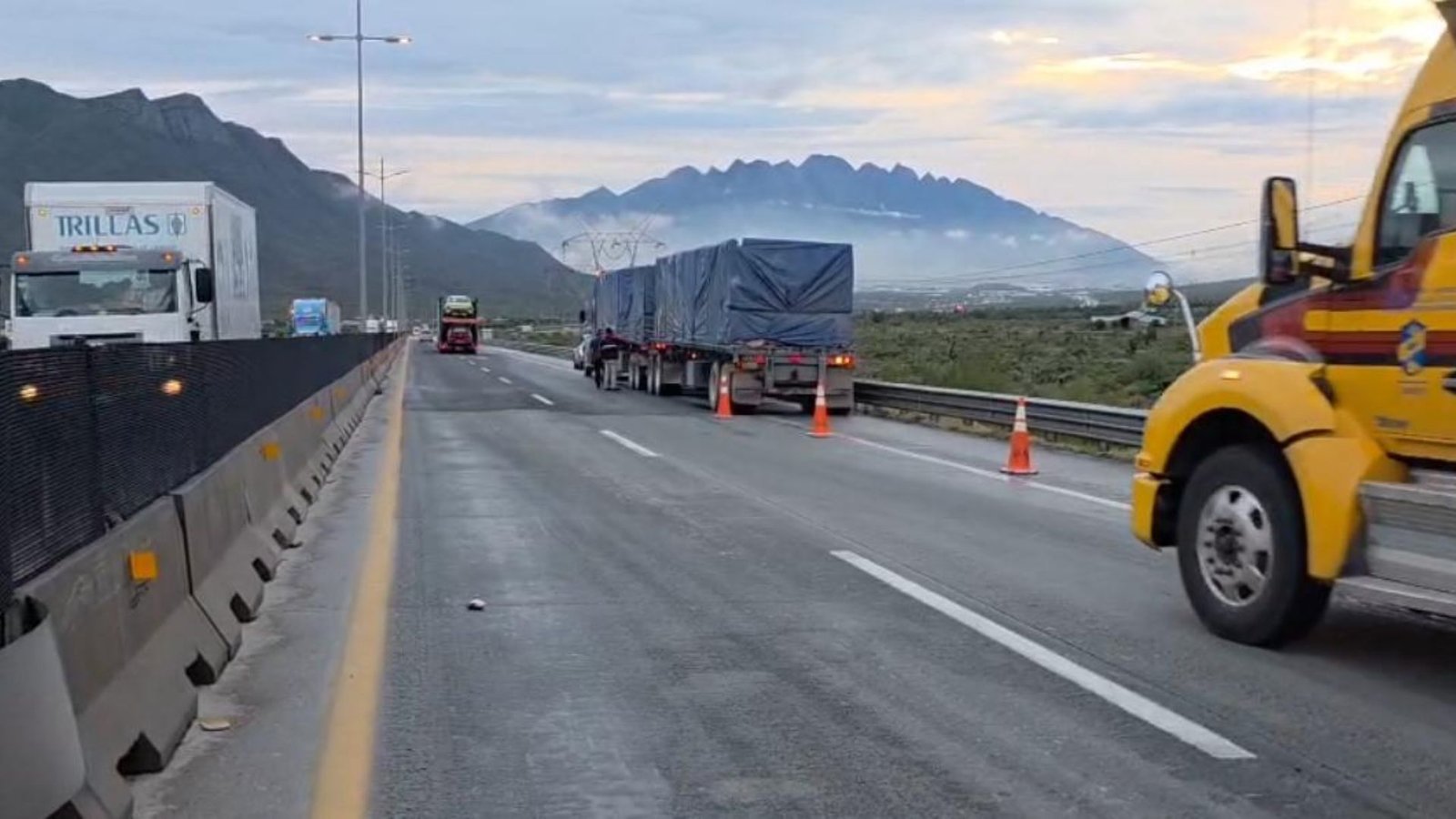 Chocan dos camiones de carga en autopista a Saltillo, en García
